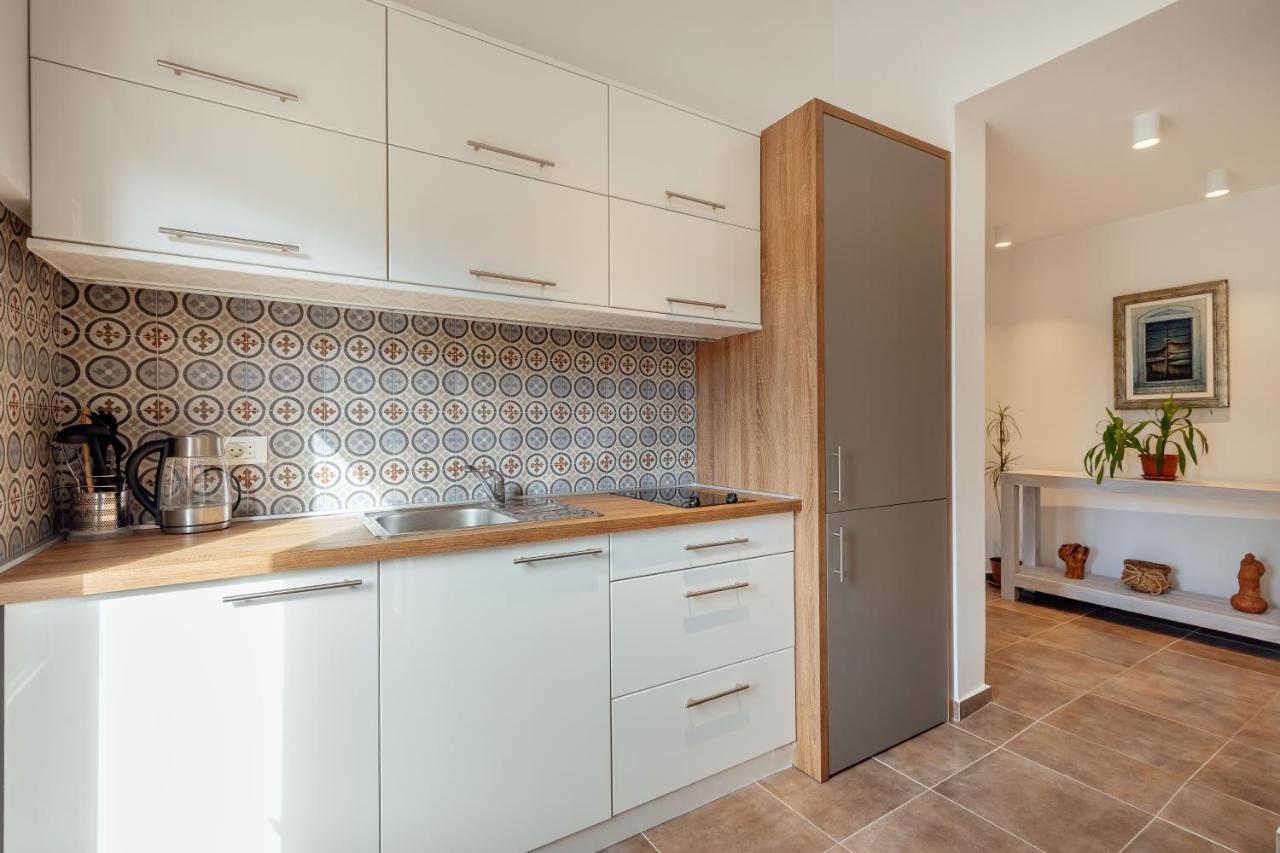 Stylish Mini-House With Garden & Beach Bijela Εξωτερικό φωτογραφία