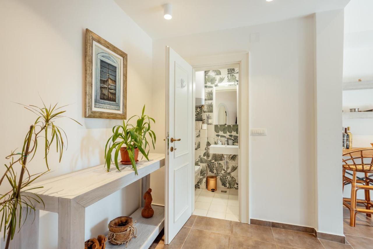 Stylish Mini-House With Garden & Beach Bijela Εξωτερικό φωτογραφία