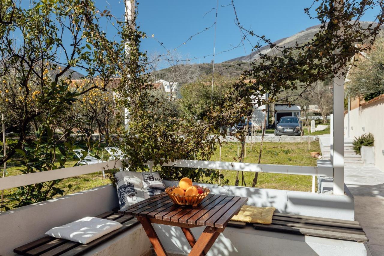 Stylish Mini-House With Garden & Beach Bijela Εξωτερικό φωτογραφία