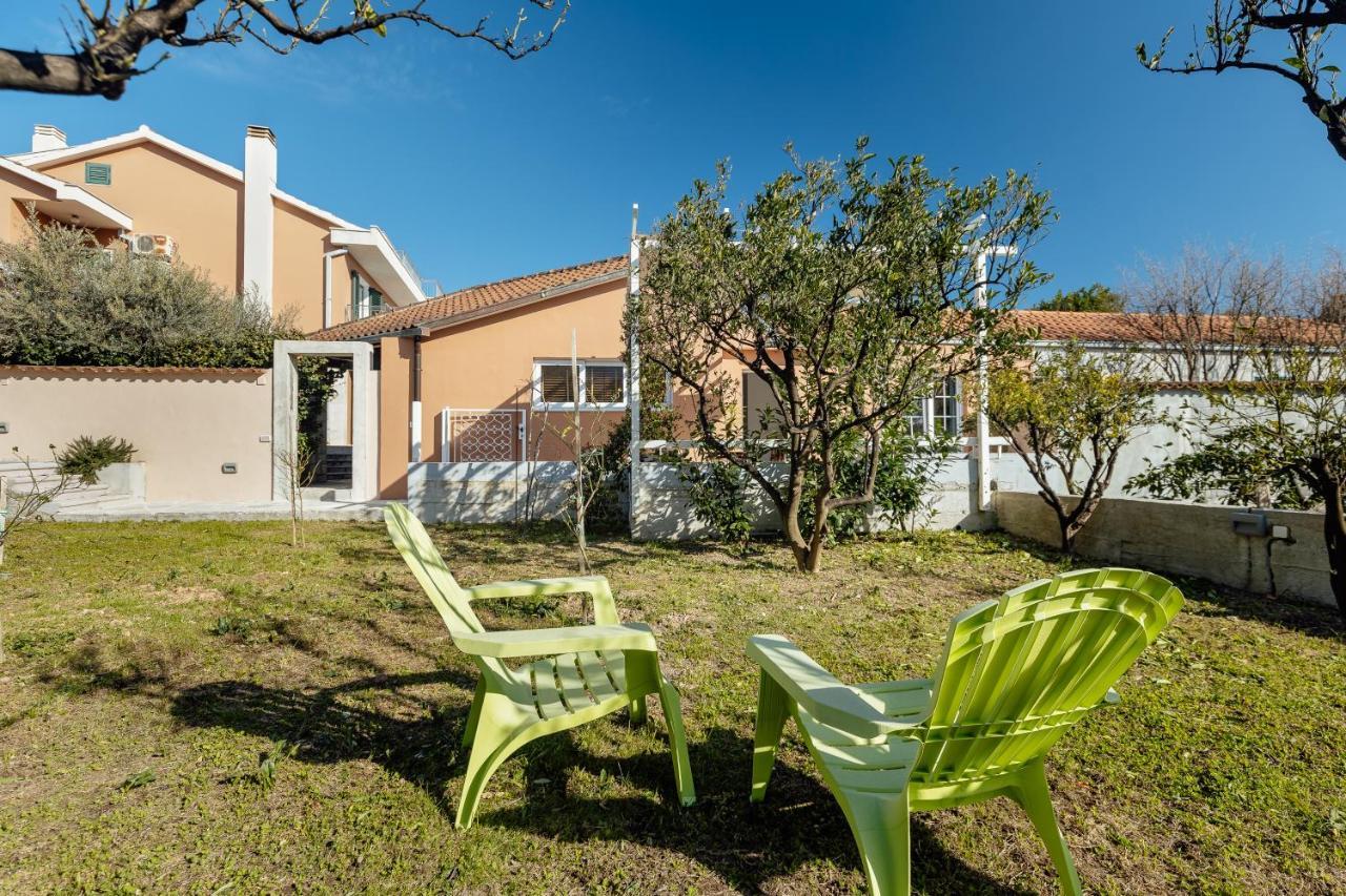 Stylish Mini-House With Garden & Beach Bijela Εξωτερικό φωτογραφία