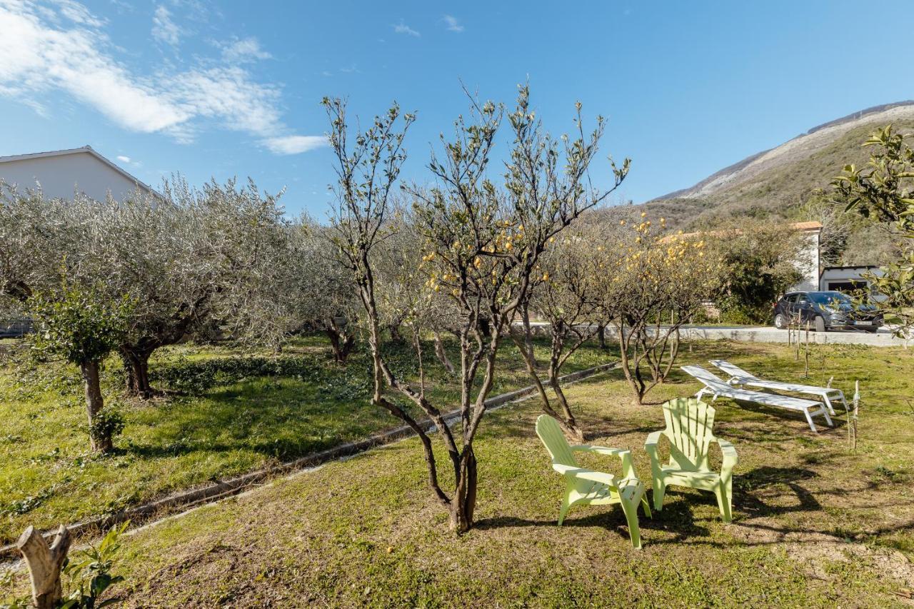 Stylish Mini-House With Garden & Beach Bijela Εξωτερικό φωτογραφία